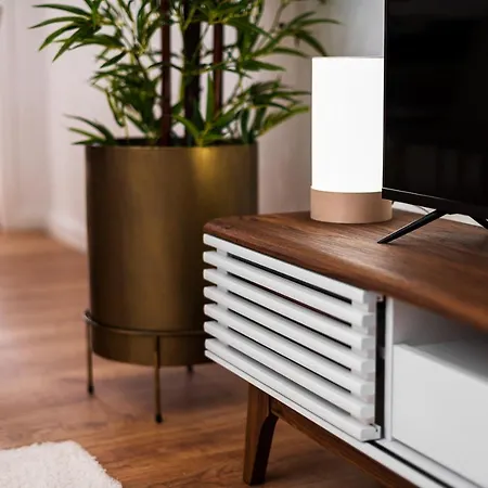 Lovely 2br W/ Views Over The River, Parking Incl *