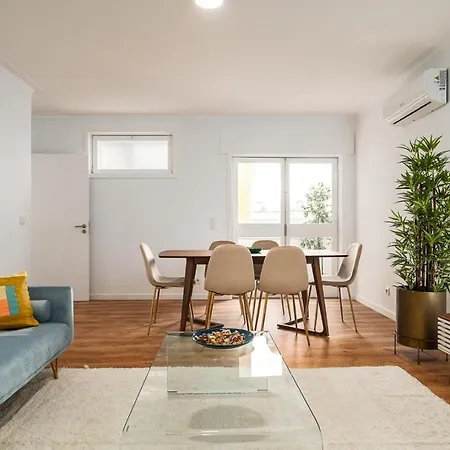 Lovely 2br W/ Views Over The River, Parking Incl アパート *