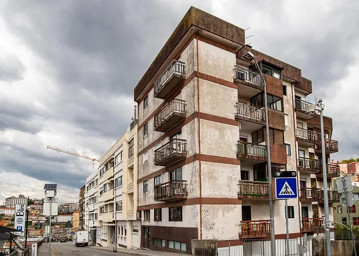 Lovely 2br W/ Views Over The River, Parking Incl * 加亚新城