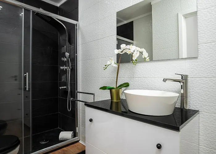 Lovely 2br W/ Views Over The River, Parking Incl *