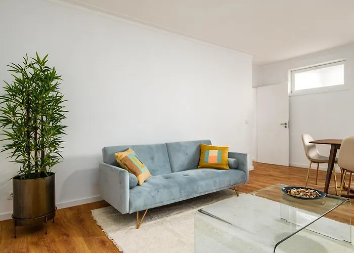 Lovely 2br W/ Views Over The River, Parking Incl 公寓 加亚新城