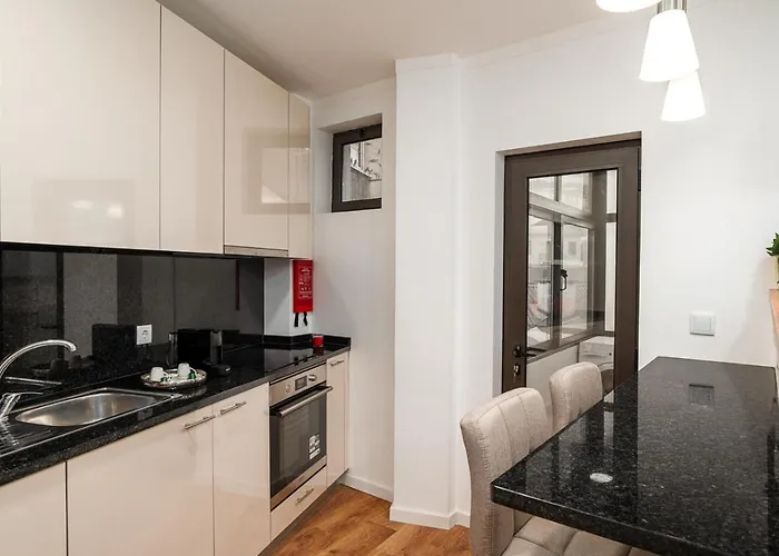 Lovely 2br W/ Views Over The River, Parking Incl *