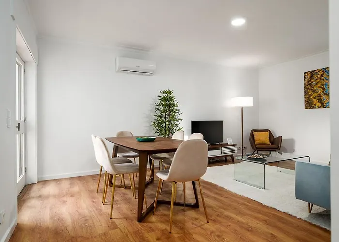 Lovely 2br W/ Views Over The River, Parking Incl 加亚新城