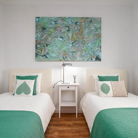 Lovely 2br W/ Views Over The River, Parking Incl Appartement