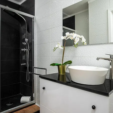 Lovely 2br W/ Views Over The River, Parking Incl *