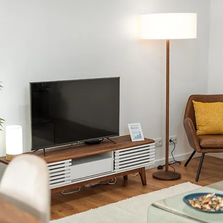 Lovely 2br W/ Views Over The River, Parking Incl *