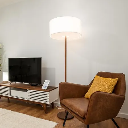 Lovely 2br W/ Views Over The River, Parking Incl