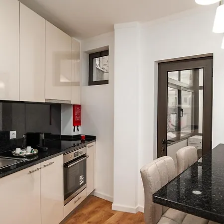 Lovely 2br W/ Views Over The River, Parking Incl *