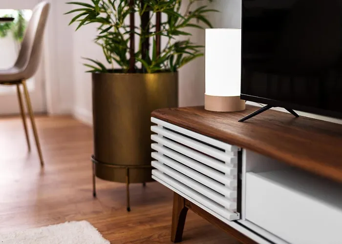 Lovely 2br W/ Views Over The River, Parking Incl *