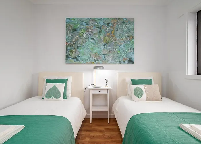 Lovely 2br W/ Views Over The River, Parking Incl Daire