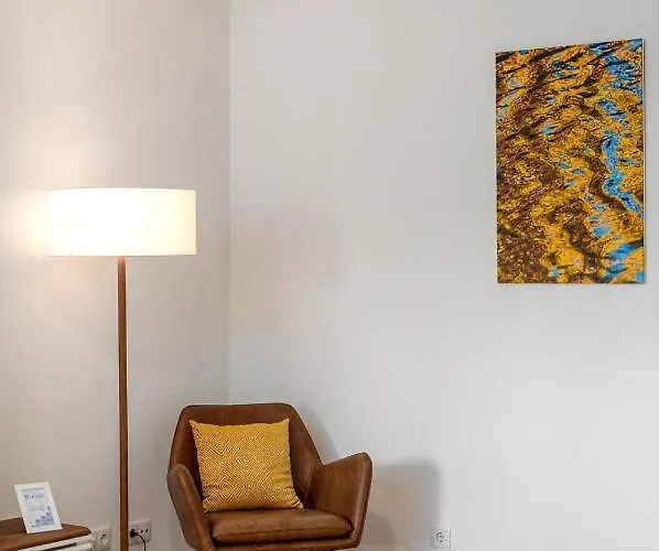 Lovely 2br W/ Views Over The River, Parking Incl Daire