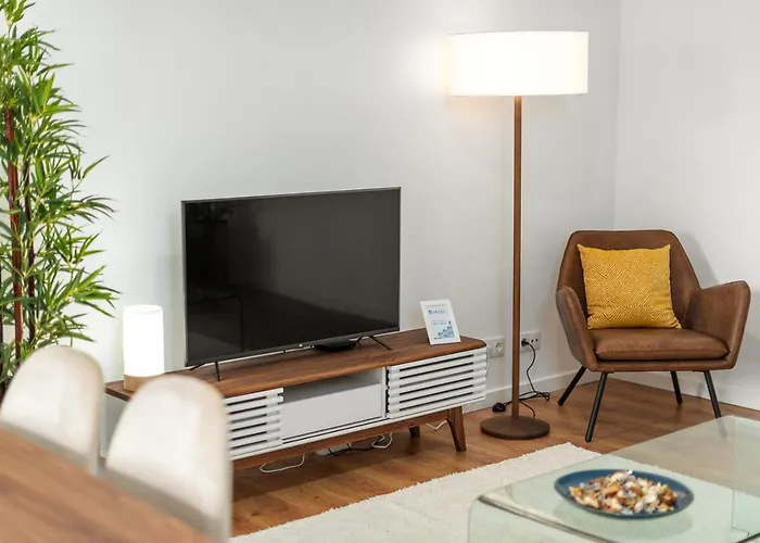 Lovely 2br W/ Views Over The River, Parking Incl *