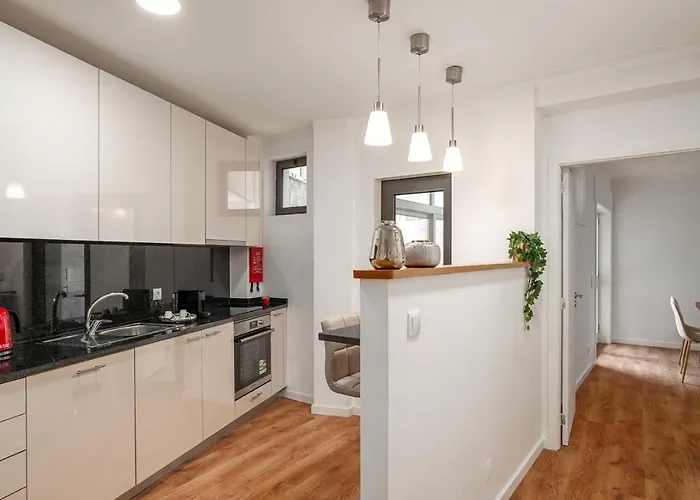 Lovely 2br W/ Views Over The River, Parking Incl Daire