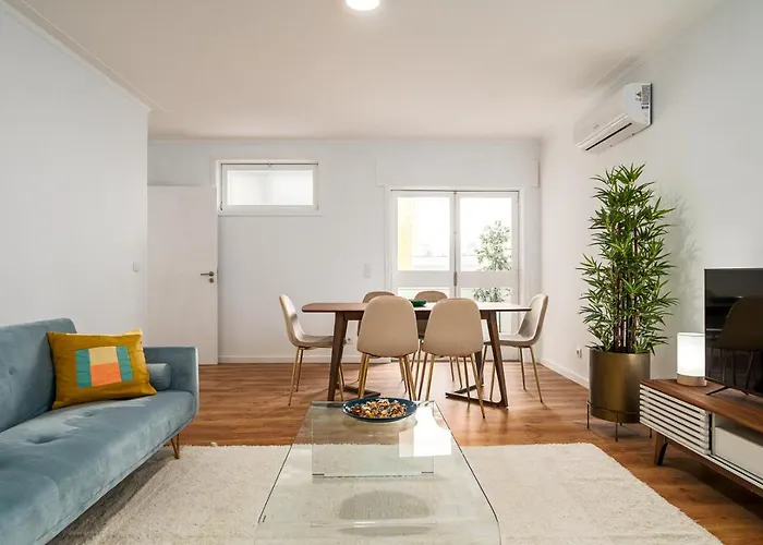 Lovely 2br W/ Views Over The River, Parking Incl Daire *