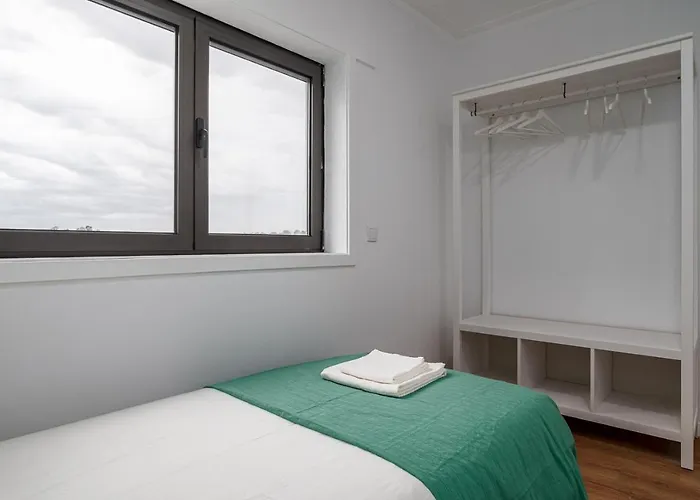 Lovely 2br W/ Views Over The River, Parking Incl