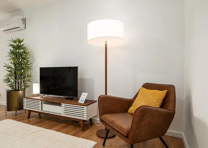 Lovely 2br W/ Views Over The River, Parking Incl