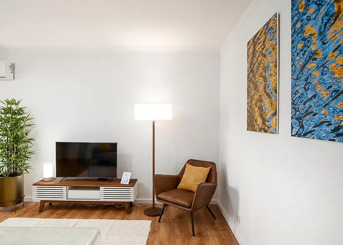 Lovely 2br W/ Views Over The River, Parking Incl Apartman